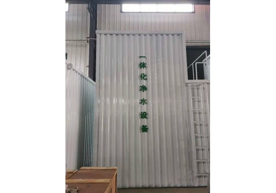 生活廢水處理設(shè)備系統(tǒng)軟硬件：由混凝土池、沉砂池、過濾池、水體平穩(wěn)加藥設(shè)備、反清洗設(shè)備、離心水泵及電控柜構(gòu)成